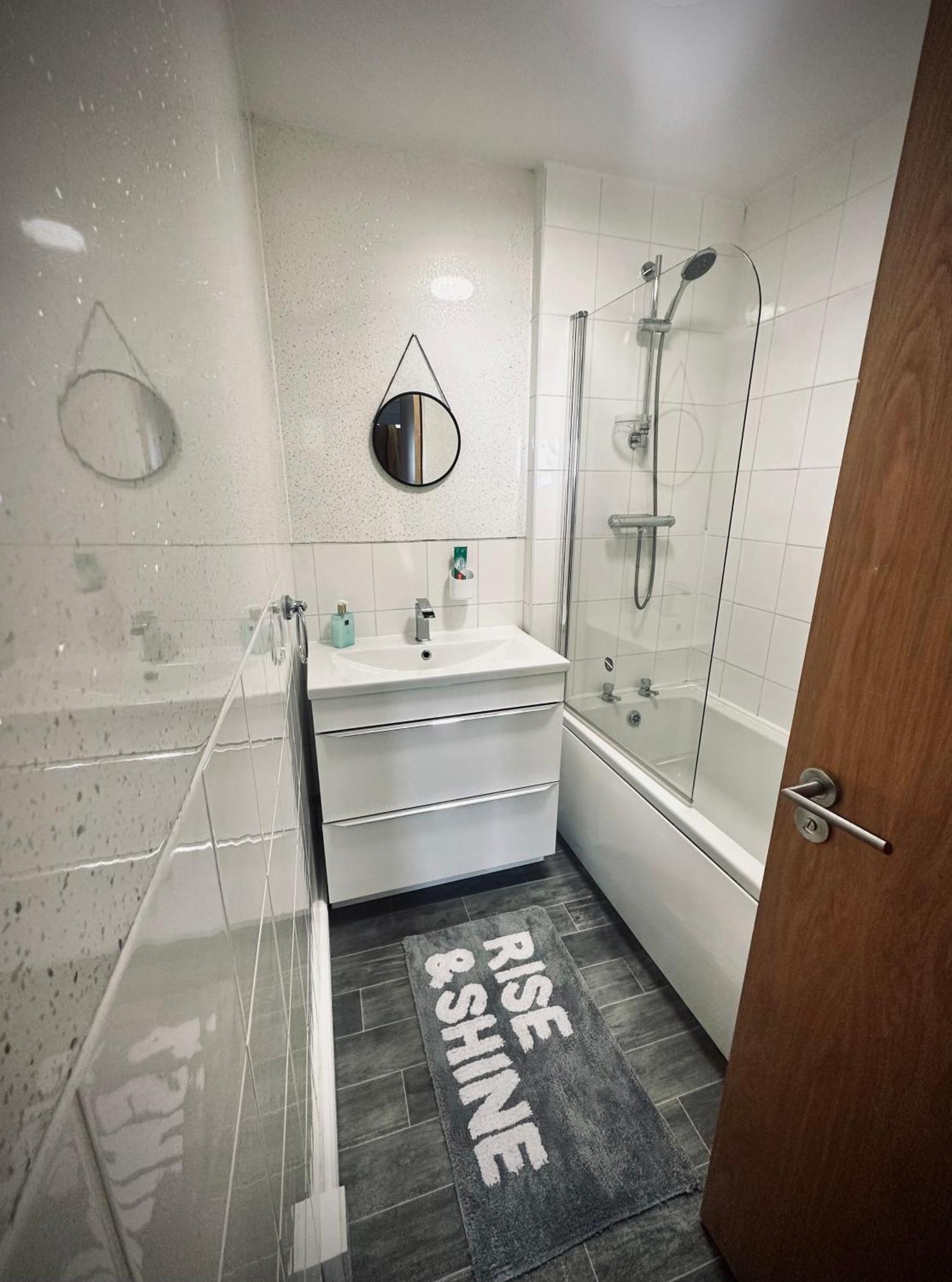 Unique View Of Anfield Stadium - Charming 2 Bedroom Apartment In Liverpool With Parking 外观 照片